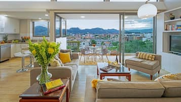 Älytelevisio, DVD-soitin, tietokoneen näyttö, tulostin