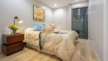 2 makuuhuonetta, tallelokero huoneessa, työpöytä, silitysrauta/-lauta