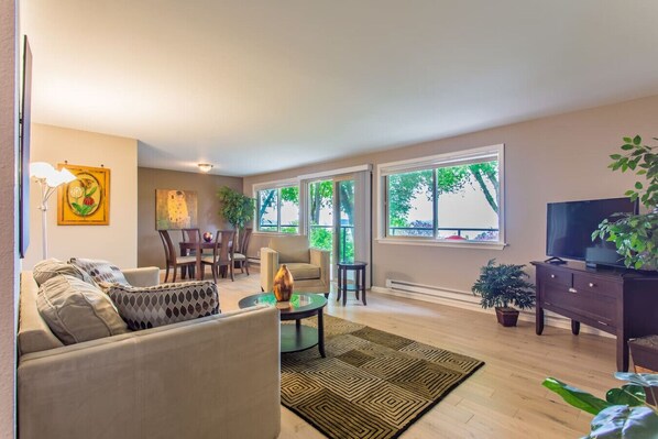 Smart TV, fireplace - Bay View, Best Area, No Stairs, 2 Baths, WD, View! (Tacoma)