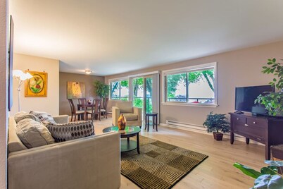 Bay View, Best Area, No Stairs, 2 Baths, WD, View!