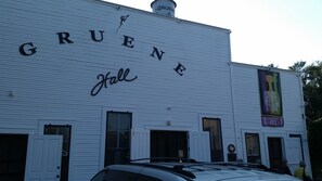 Un edificio con el nombre 'Gruene Hall' en su fachada.