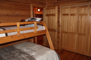 3 bedrooms, free WiFi, bed sheets - Fall fun at the cabin! Convenient to Lake Keowee and Clemson (Seneca)