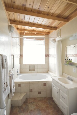 Combined shower/tub, hair dryer, towels, soap - Charming House Inside the Gate of Sequoia National Park (Three Rivers)