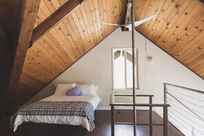 3 bedrooms, iron/ironing board, travel crib, WiFi - Charming House Inside the Gate of Sequoia National Park (Three Rivers)