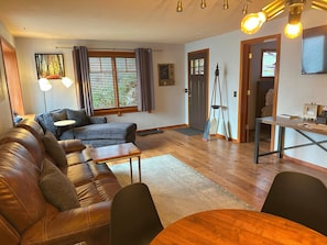 Smart TV, books, video library, stereo - Modern and unique cottage in perfect downtown CDA location for a great getaway! (Coeur d'Alene)