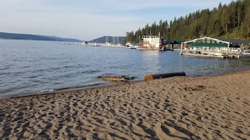 在海滩、沙滩毛巾