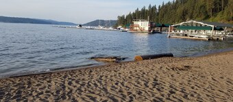 chalet incroyable dans le centre parfait emplacement CDA. Escapade entre couples parfaits!