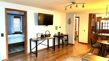 1 bedroom, desk, iron/ironing board, WiFi (free)