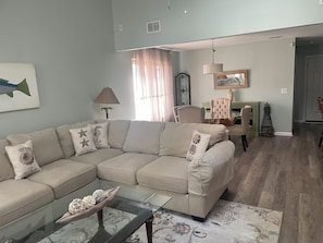 Smart TV, books - BeachY Coastal Coastal Cottage 5 min to IOP Beaches 15 to Dowtn - Newly Updated (Mount Pleasant)