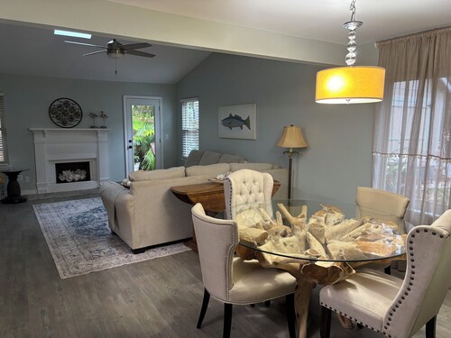 Charming Coastal Cottage  Updated, One Level - Beach & Downtown We Love Dog's!