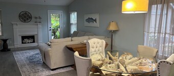 ビーチYコテージ - ビーチへ4分ドライブ -  $$右 - 魅力的なインテリア - ファミリーペット