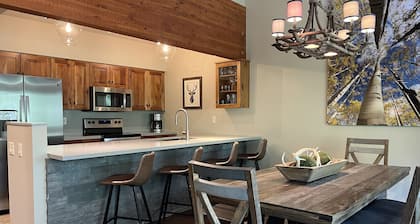 Walk to Deer Valley! Updated 3BR w loft, sleeps 8-9. Two King Masters!