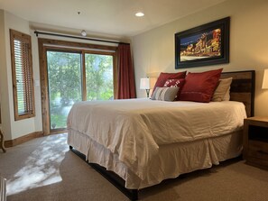 4 bedrooms, iron/ironing board, WiFi, bed sheets - Walk to Deer Valley! Updated 3BR w loft, sleeps 8-9.  Two King Masters! (Park City)