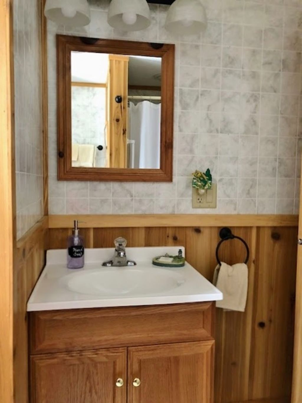 Ensemble douche/baignoire, sèche-cheveux, serviettes fournies, savon