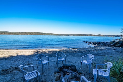 Villa de luxe avec bain à remous et plage de sable privée. 