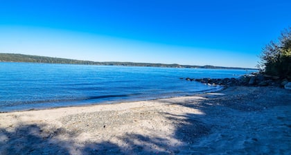 Villa de lujo con bañera de hidromasaje y playa privada de arena. 