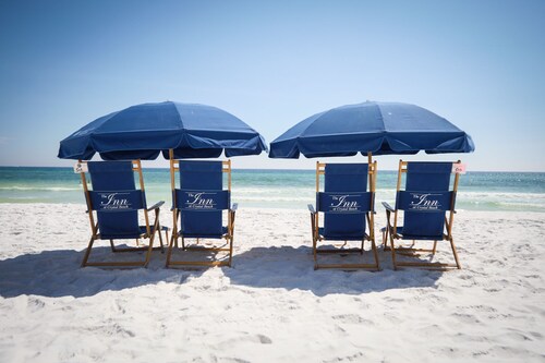 Crystal Beach Cottage, steps to beach & pool.  Close to shopping, restaurants!