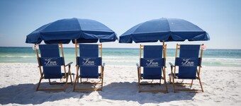 Crystal Beach Cottage, steps to beach & pool.  Close to shopping, restaurants!