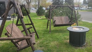 Un’altalena in legno con due movimenti e un braciere.