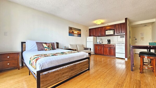 Iron/ironing board, WiFi, bed sheets - Great Remodel of Marine Surf Studio w/ Lanai, Queen Bed +Kitchen #1708 (Honolulu)