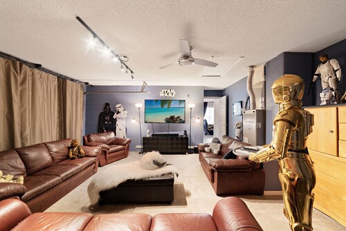 5 MINS to DISNEY! Themed! Costumes, Toys, HEATED POOL/SPA, PS4, Grill. 