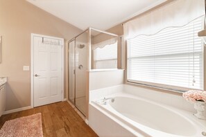 Combined shower/tub, hair dryer, towels, soap - 5 MINS to DISNEY! Themed! Costumes, Toys, HEATED POOL/SPA, PS4, Grill.  (Kissimmee)