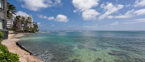 Sur la plage, chaise longue, serviettes de plage