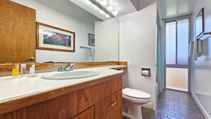 Een bad/douchecombinatie, een haardroger, handdoeken, zeep