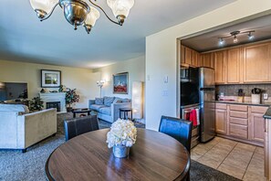 Interior - the Veranda, Best Area, 2 Baths, WD, Jacuzzi bath (Tacoma)