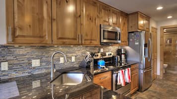 Réfrigérateur, four à micro-ondes, un four, surface de cuisson