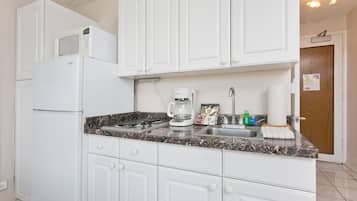 Kühlschrank, Mikrowelle, Herdplatte, Wasserkocher mit Kaffee-/Teezubehör