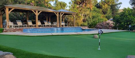 Een buitenzwembad en een verwarmd zwembad