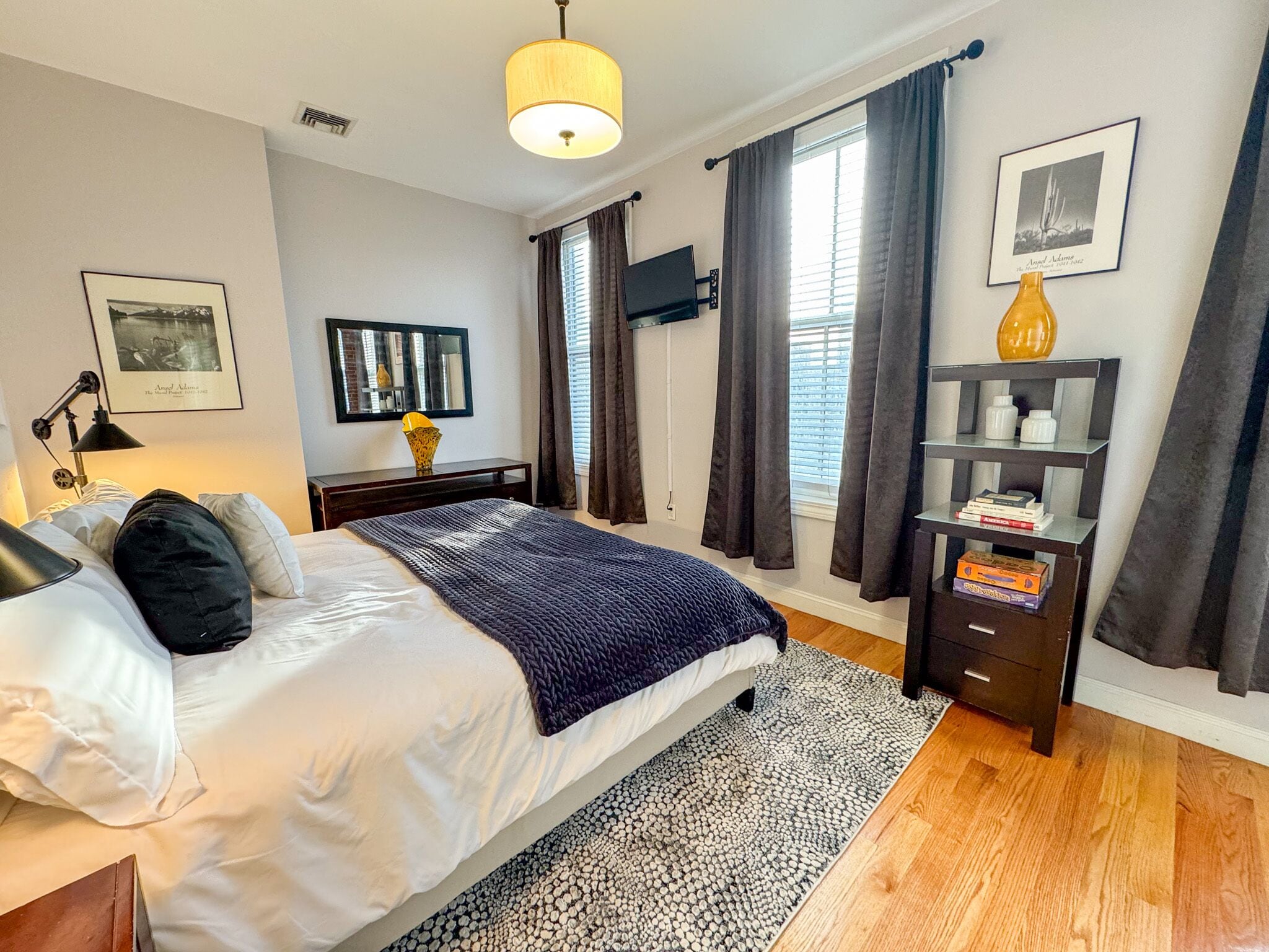 2 bedrooms, desk, iron/ironing board, travel cot