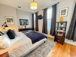 2 Schlafzimmer, Schreibtisch, Bügeleisen/Bügelbrett, Reisekinderbett