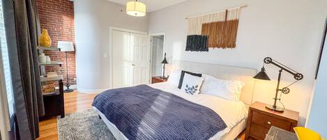 2 Schlafzimmer, Schreibtisch, Bügeleisen/Bügelbrett, Reisekinderbett