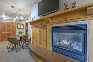 Dining - Hot Tubs! National Parks Headquarters! Explore Teton Valley, ID & Jackson Hole! (Driggs)