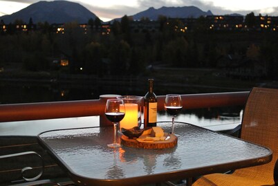 Waterfront Retreat on Lake Dillon.  Lake/Mtn Views. Great Access to Skiing.