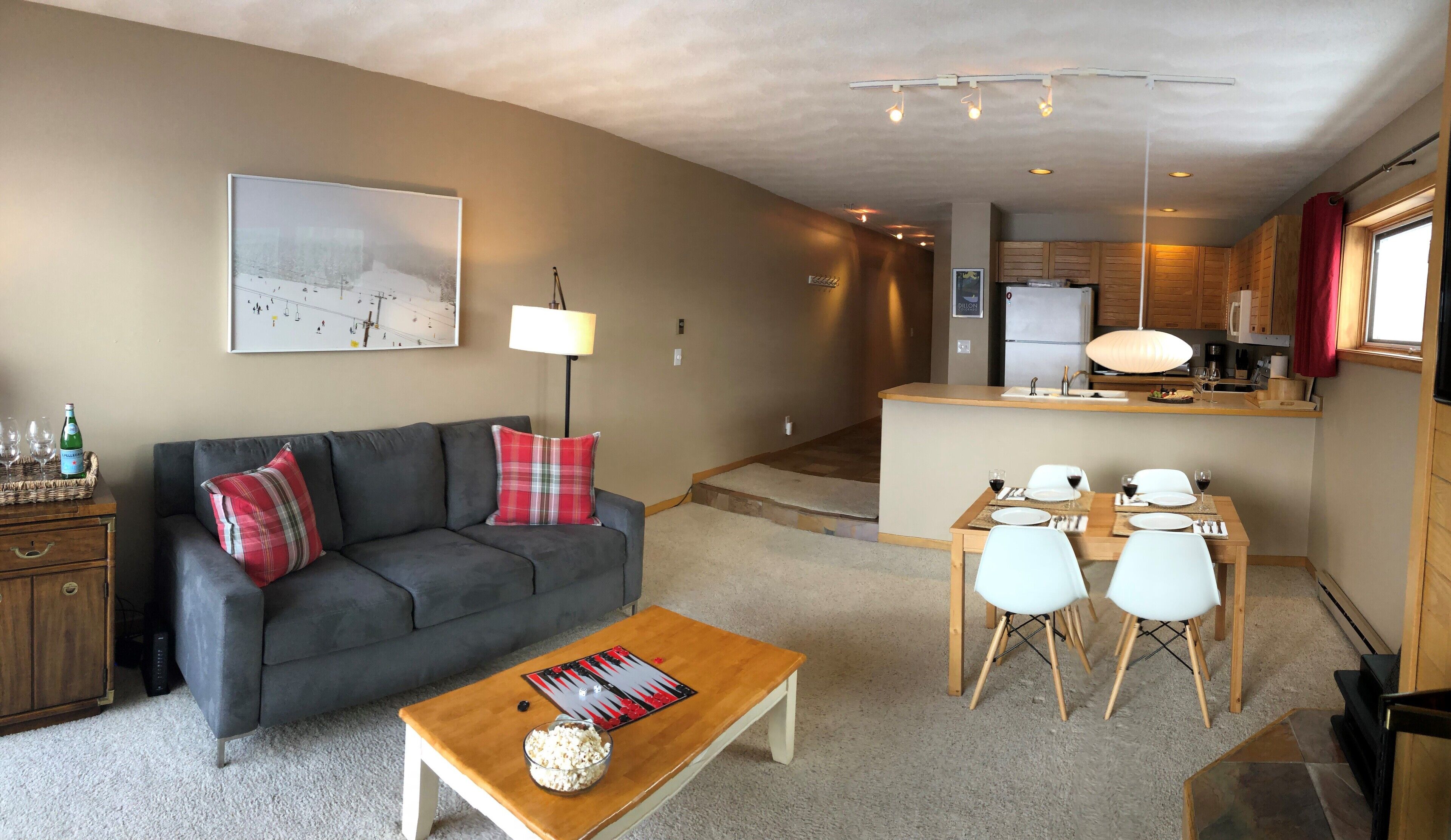 Televisión, chimenea, reproductor de DVD y videoteca 