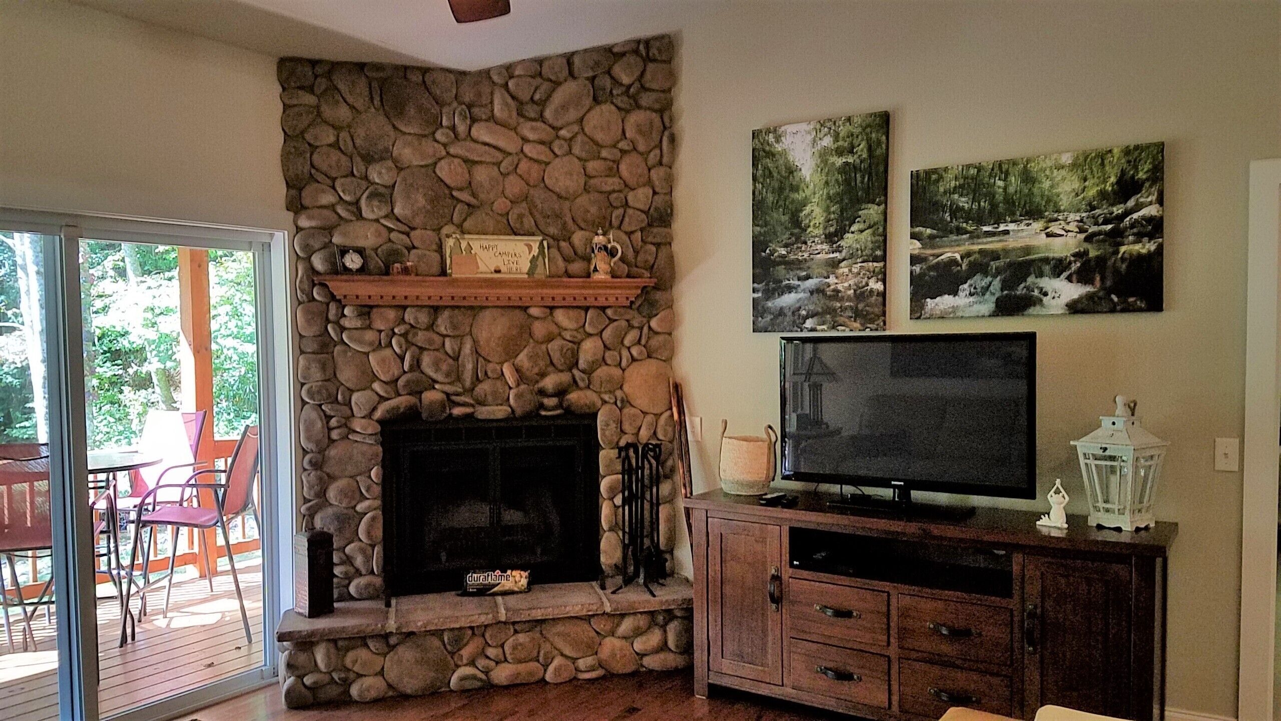 Smart TV, chimenea y libros 
