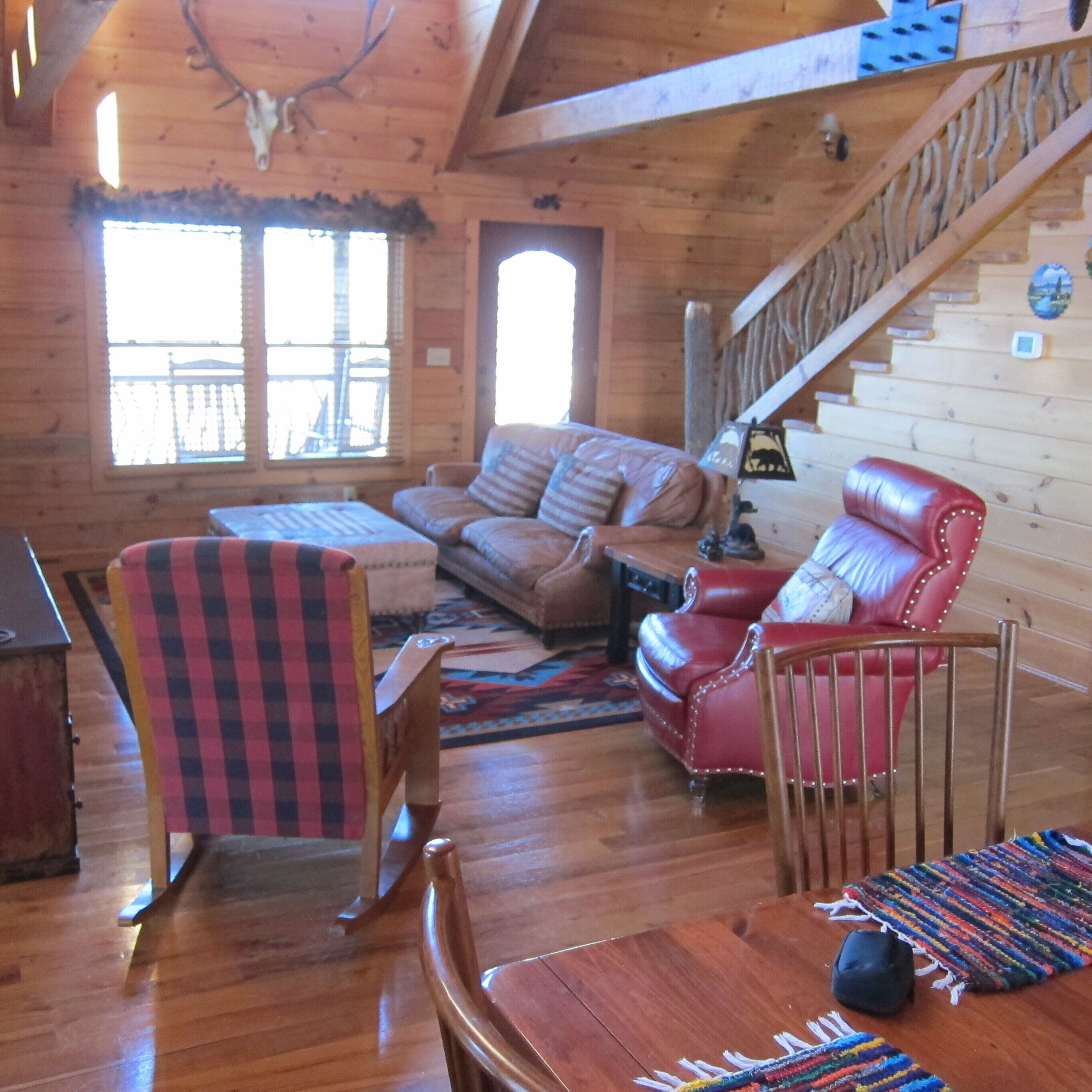 Fernseher, Kamin, DVD-Player, Bücher