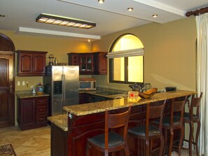 Een koelkast, een magnetron, een oven, een kookplaat