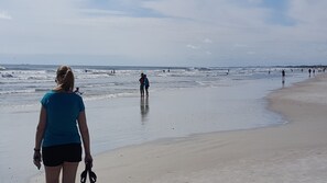 En la playa, camastros y toallas de playa 