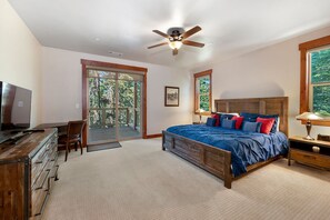 5 sovrum, skrivbord, strykjärn/strykbräda och resesäng