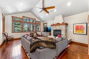 Smart-tv, eldstad, dvd-spelare och bordsfotboll