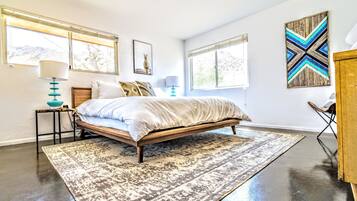 2 habitaciones, escritorio y tabla de planchar con plancha