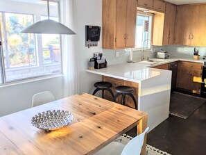Kylskåp, mikrovågsugn, ugn och spishäll