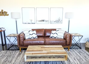 Een smart-tv, een open haard en een dvd-speler