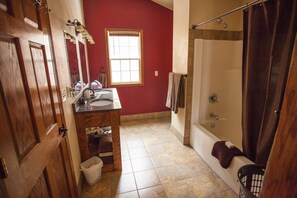 Duschwanne, Haartrockner, Handtücher, Seife