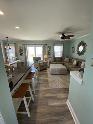 Smart TV, DVD player, books, offices