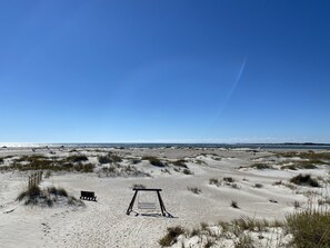 On the beach - Fantastic Oceanfront 4bd/2ba. 3 nt min Spring/Fall, up to 15% off for 7 days! (Emerald Isle)